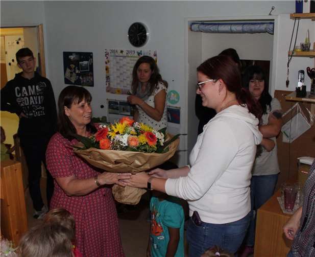 Lisa Gabriel erhielt neben einem Präsent auch einen großenBlumenstrauß durch die Vertreterinnen des Elternbeiratsund der Elternschaft bei ihrer Verabschiedung überreicht.