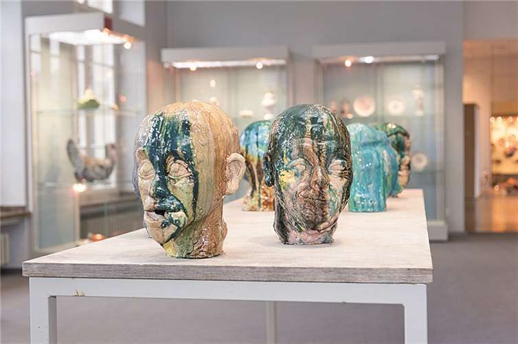 Lisa Grütjens möchte mit ihren leuchtend farbig glasierten Köpfen ein dezidiertes Zeichen für Humor in der Kunst setzen.Thomas Zilch