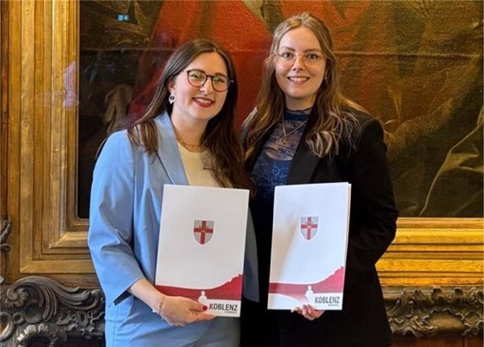 Lisa Gundert (links) und Antonia Fleischer freuen sich über den erfolgreichen Abschluss ihrer Prüfungen zur Verwaltungsfachwirtin.  Foto: Peter Engels