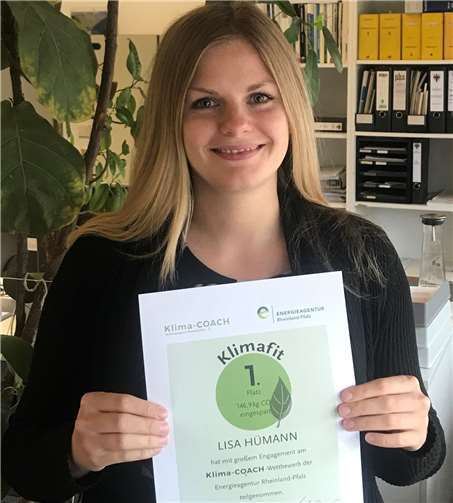 Lisa Hümann ist die Siegerin des Klima-Coach-Wettbewerbs bei der Stadtverwaltung Andernach. Durch konsequenten Umstieg auf öffentliche Verkehrsmittel sparte sie 150 Kilogramm CO2 in. Foto: Stadt Andernach