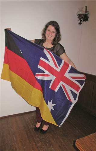 Lisa Kollmann mit Fahne. Hedwig Herdes