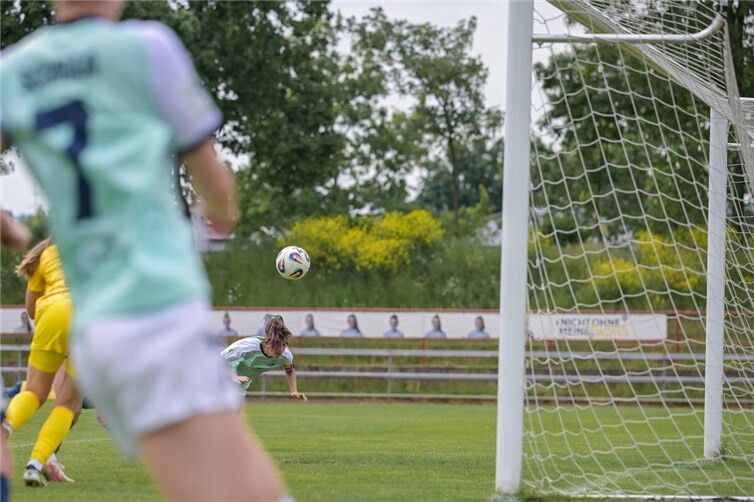 Lisa Kossmann köpft den Ball im Flug zum 1:1. 