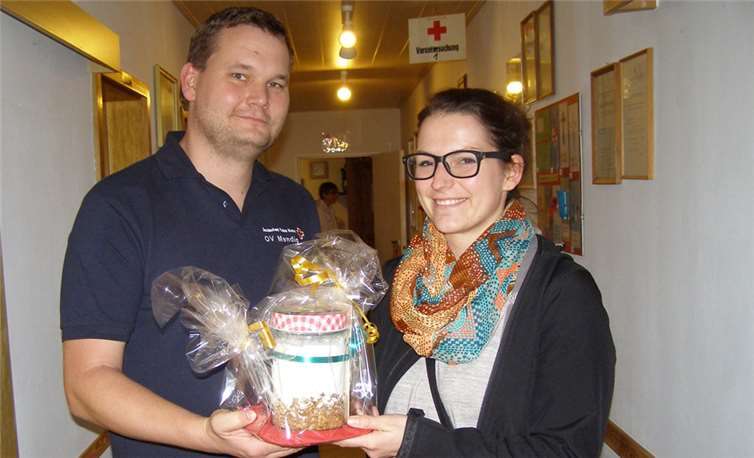 Lisa Lay erhielt als 100. Blutspenderin ein kleines Präsent. Lothar Spitzley