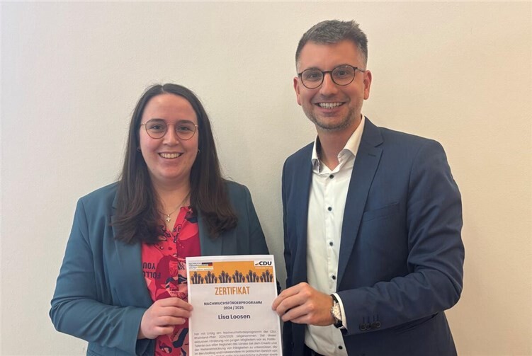 Lisa Loosen aus Cochem hat das Nachwuchsförderprogramm der CDU Rheinland-Pfalz absolviert. Dazu gratuliert auch der CDU-Kreisvorsitzende Jens Münster. Foto: Brian Beals