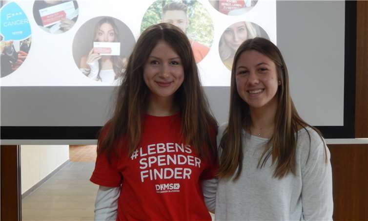 Lisa-Marie Radermacher (re.) hat die Aktion organisiert, Anna Lorenz von der DKMS (l.) hat die Schüler informiert. Fotos: RU