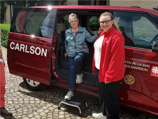 Lisa-Marie Weber (r.) sucht Ehrenamtliche, die beispielsweise den Fahrdienst übernehmen. Foto: Christoph Hübinger