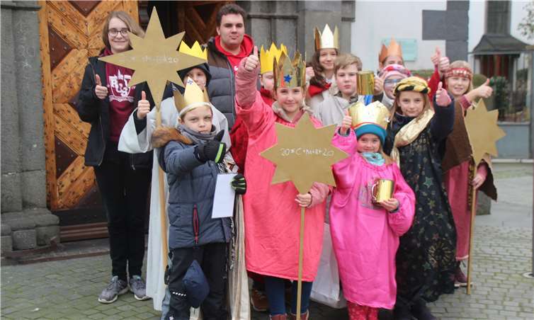 Lisa Rehkopf (li.) und Tim Diekmann (4.v.l) betreuten die Sternsinger der Pfarrei St. Marien. Foto: KMI