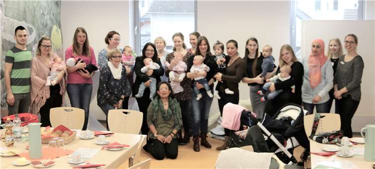 Lisa Scharren (re.) konnte wieder zahlreiche Mütter und Väter zum Babybrunch begrüßen.Georg Schuch