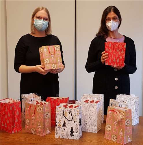 Lisa Scharrenbach (links) vom Haus der Familie und Sabine Prüstel von der Familienbildungsstätte haben die Weihnachtstüten mit Plätzchenrezept und einer Überraschung gepackt.Foto: privat