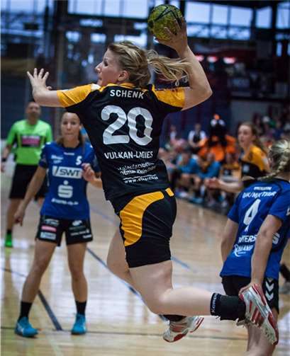 Lisa Schenk hebt ab und erzielt das 19:21.