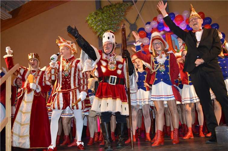 Lisa Sowa stellte im Beisein von Sitzungspräsident Marc Göttlicher und Säckelmeister Markus Schäfer das Dreigestirn mit Jungfrau Marie (Marc Tiltmann), Prinz Quick I. (Ralf Mostert) und Bauer Holly (Holger Achenbach) vor. Fotos:AB