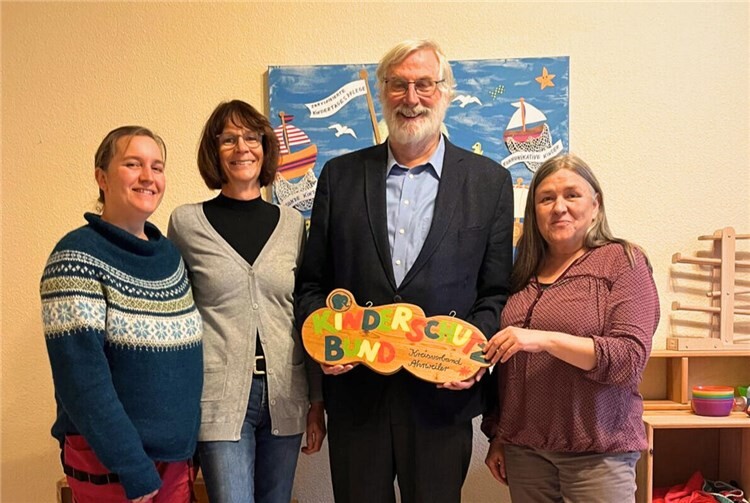 Große Freude beim Kinderschutzbund Ahrweiler  Lisa Thies (KSB Ahrweiler), Andrea Jahnen (Vorstand KSB), Dr. Martin Hamburger (Vorstandsmitglied Bethe-Stiftung) und Manuela Kaufmann (KSB Ahrweiler) bei dem Besuch Herrn Dr. Hamburgers in der Geschäftsstelle des KSB. Foto: Monika Hunger