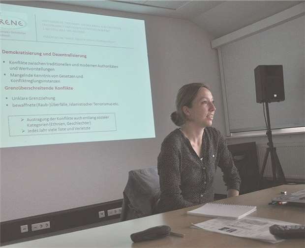 Lisa Tschörner bei ihrem Vortrag zum Thema „Friedensjournalismus“ in der VHS. privat