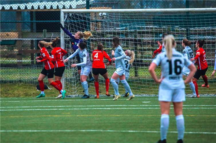 Lisa Umbach drehte den Ball irgendwie ganz alleine nach einer Ecke ins Tor. Im Vordergrund beobachtet Absicherung Karla Engels die Situation.Fotos: Roland Schäfges - www.myfoto24.eu