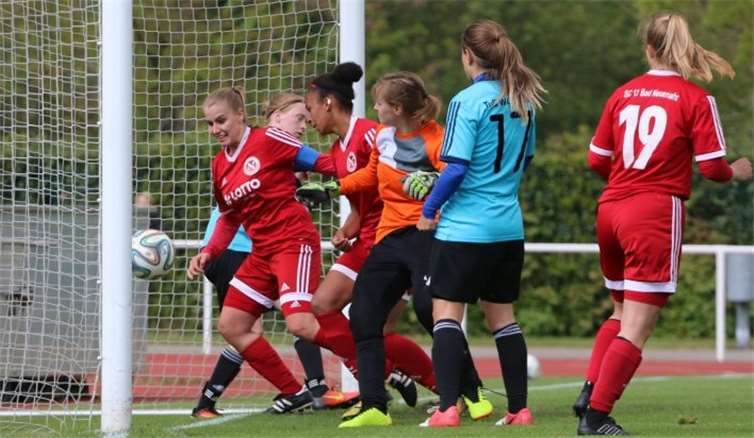 Lisa Weise und Johanna Kuhn beschwören den Ball über die Linie.Foto: Guido Kölzer
