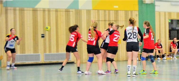 Lisa Zenner (28) beobachtet wie Antonia Schmitz gleich drei Gegenspielerinnen bindet und den Ball zu Lina Steffes (17) spielt, die dann mit einem Tor für Welling abschließt.Privat