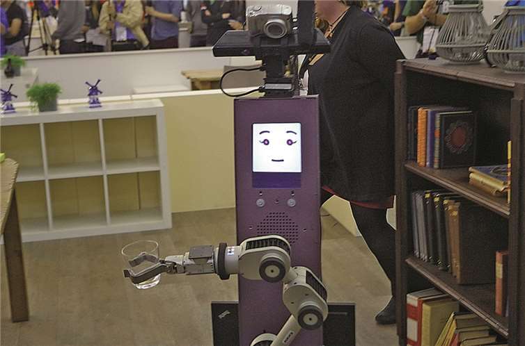 Lisa ist sogar in der Lage, transparente Gegenstände zu erkennen und zu greifen. privat