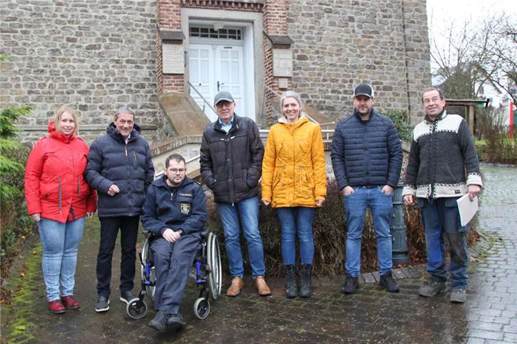 Lisanne Wüst, Kreisverwaltung, Landrat Achim Schwickert, Tobias Haubrich, Brand- und Katastrophenschutzinspekteur, Wolfgang Zirfas, 1. Beigeordneter der VG Ransbach-Baumbach, Michelle Freisberg, Verbandsgemeindeverwaltung, Andre Wagner, Bauleiter Firma Hörmann, und Uwe Klein, 1. Beigeordneter der Gemeinde Deesen, freuen sich über die 100. Sirene auf dem Dach der alten Dorfschule in Deesen.