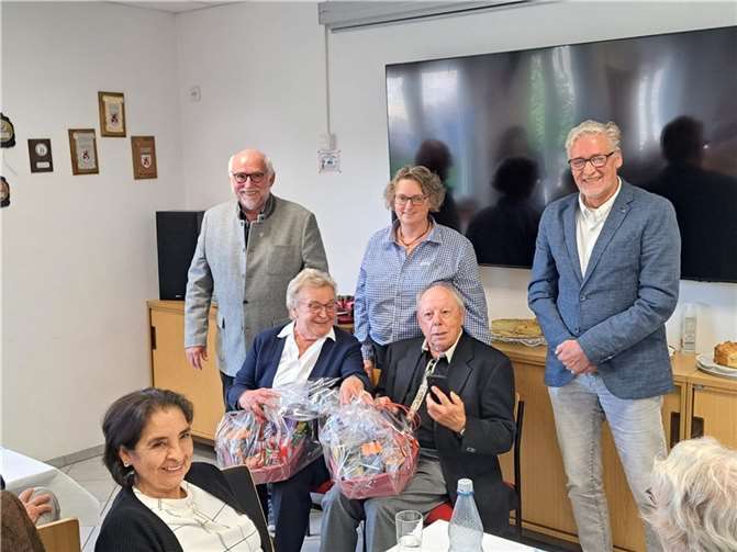 Lisbeth Schurz und Helmut Müller wurden als älteste Teilnehmer geehrt und beschenkt.