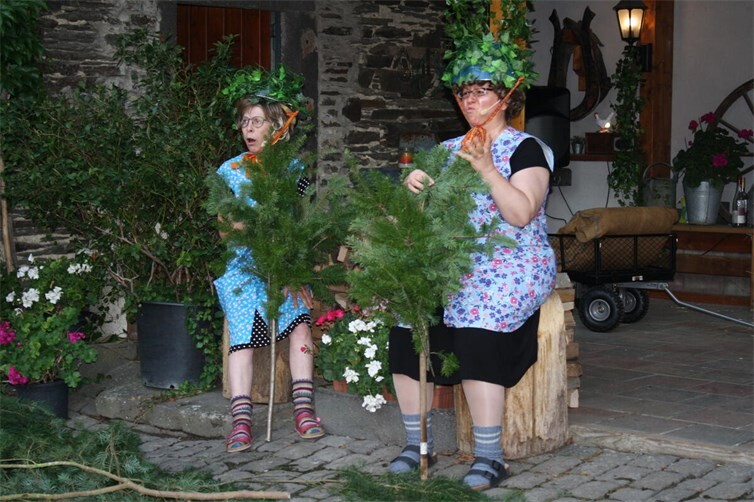 Lisbeth und Sophie haben sich mit Blattwerk getarnt, um ihre Brüder bei ihren nächtlichen Aktivitäten zu überwachen.