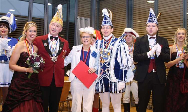 Liselotte Buchinger-Radberger (Mitte) bei ihrer Ehrung. Sie erhielt die Festausschussspange mit Urkunde.privat