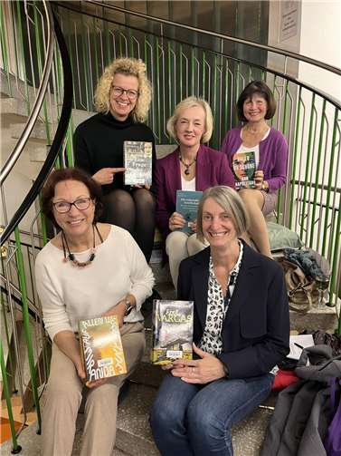 Literatur auf der Treppe mit Anne Viehmann und Franzis Steinhauer (vorn von links) sowie Carolin Norden, Ariane Stech und Sabrina Gutsche (hintere Reihe von links). Nicht im Bild: Elena Dahmen.Foto: privat