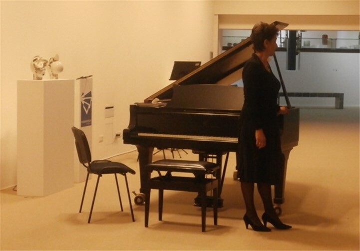 Liudmila Karmanova eröffnete das Dozentenkonzert am Flügel.