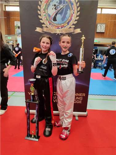 Liv Bender mit ihrer Finalgegnerin.