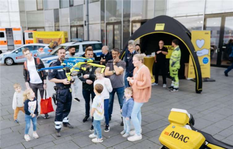 Live-Demo auf dem Zentralplatz: die Polizei setzte eine Drohne bei einer simulierten Unfallszene ein. 