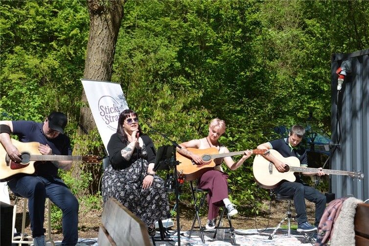 Live-Musik kam von Sticky & Strange und Small Talk.
