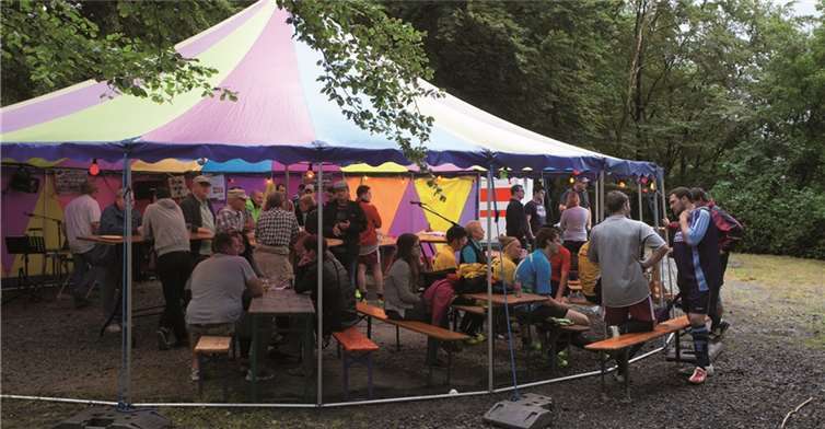 Live-Musik mit dem Duo Vintage gab es am Samstagabend im Zelt. WT