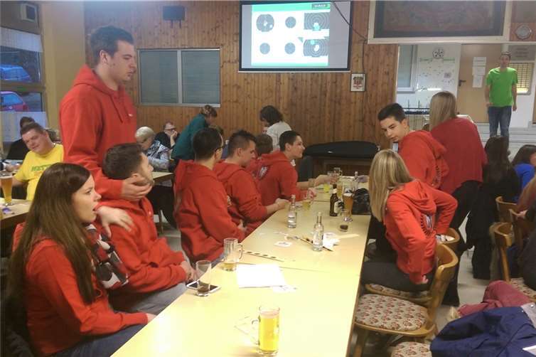 Liveübertragung in die Schützenhalle.