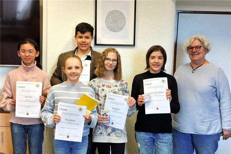 Lixin Hou (links im Bild, wird RLP auf Bundesebene bei der Mathematik-Olympiade vertreten) sowie einige der weiteren Preisträgerinnen und Preisträger: Elina Remy, Liam Kolling Cáceres, Mia Barth, Ronja Rockefeller und Lehrerin Martina Post