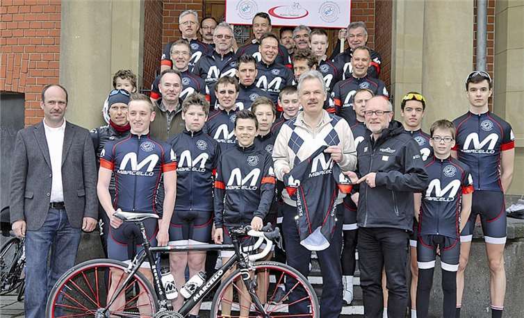 Lizenzfahrer und Mitglieder des RSC Rheinbach präsentierten sich in den neuen Trikots. privat