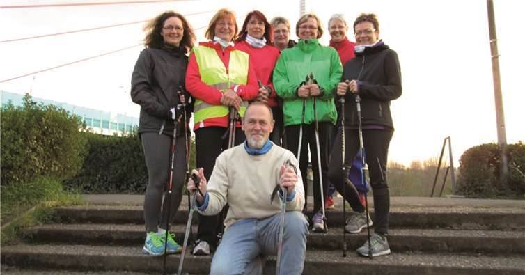Lizenzierte Nordic Walking Übungsleiterin Ruth Straub (vorne links).Privat