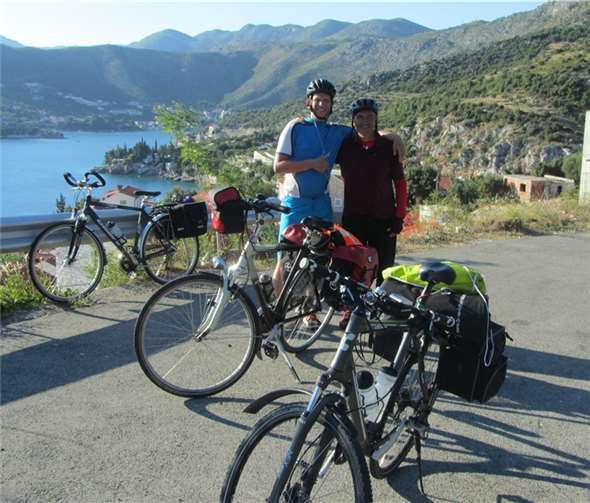 Ljubomir „Ljubo“ Momcilovic mit einem jungen Mann aus Frankfurtin der Nähe von Dubrovnik.privat