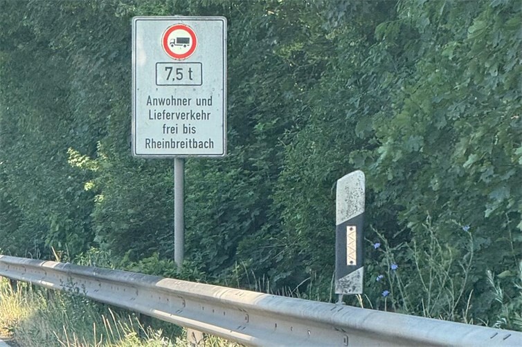 Lkw-Verbotsschild an der B 42 – in Gegenrichtung fehlt die Beschilderung seit 1992. Anwohner- und Lieferverkehr bleibt ausdrücklich frei.