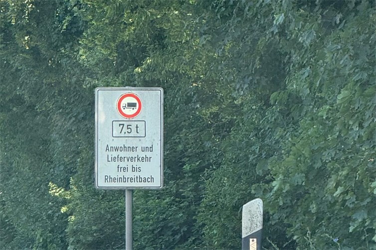 Lkw-Verbotsschild an der B 42 – in Gegenrichtung fehlt die Beschilderung seit 1992. Anwohner- und Lieferverkehr bleibt ausdrücklich frei.