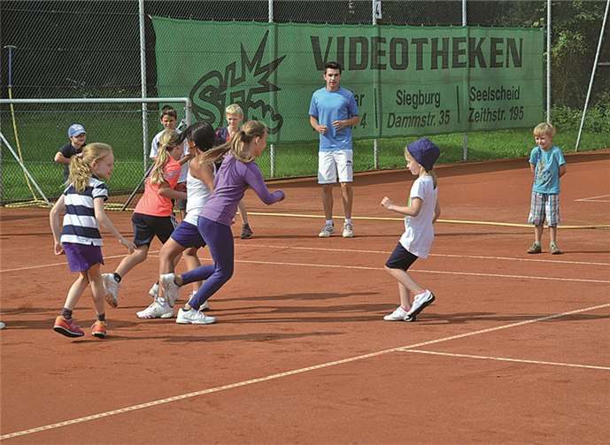 Locker geht es besser - bei den Aufwärmübungen waren die Tennisasse in spe mit viel Tatendrang bei der Sache.
