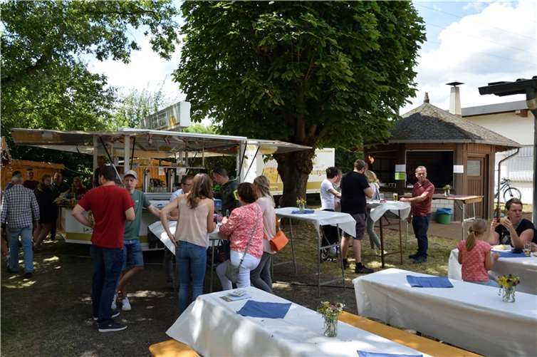 Lockere Atmosphäre am Bierbrunnen der Oberlützinger Kirmes. Foto: POE