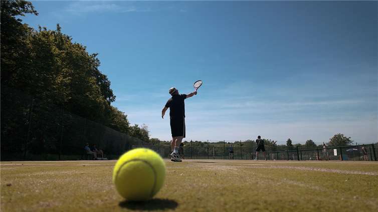 Ein gelungener Tag für Tennisbegeisterte Lockere Doppelspiele beim Saisonabschluss.