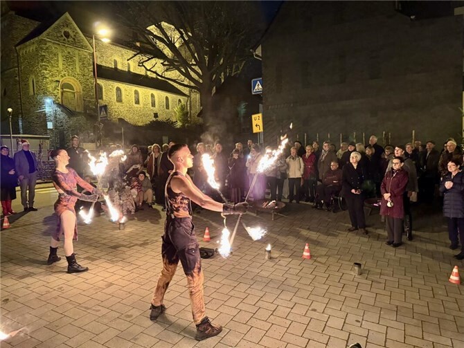 Lodernde Feuer und Fackelakrobatik, Kerzenschein, klingende Gläser und ein festliches Menü markierten die diesjährige Weihnachtsfeier des Hospiz-Vereins Rhein-Ahr. Foto: privat