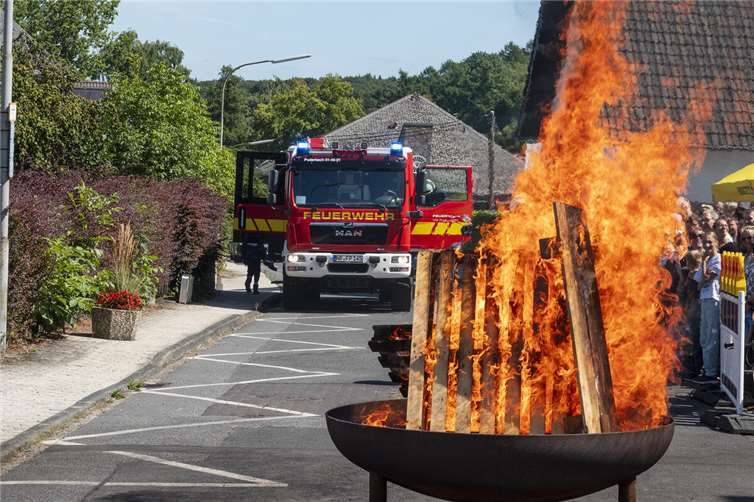 Loderndes Feuer für die Übung der Jugendfeuerwehr Puderbach. Fotos: Feuerwehr VG Puderbach/Wolfgang Tischler