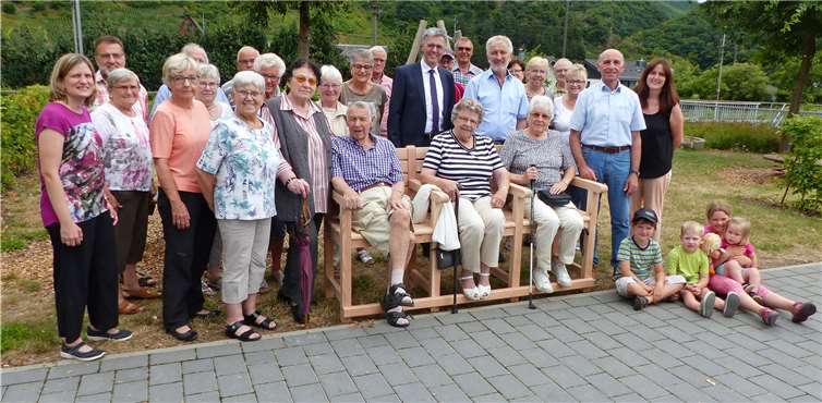 Löfer Senioren, Ortsbürgermeister Rudi Zenz (2.v.r.) und Verbandsgemeindebürgermeister Bruno Seibeld (7.v.r.) freuen sich über die neue Seniorenbank, die Karl-Josef Esch, Vorstandsvorsitzender der Kreissparkasse Mayen (Mitte) übergab. Foto: Kreisverwaltung MYK