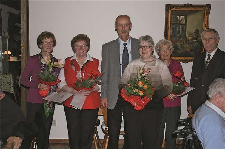 Löhndorf. Die Jubilare und Gratulanten (v.l.): Christel Schäfer, Christine Fuchs, der Vorsitzende Hans Schepers, Karin Zepp, Hilde Weiß und Pastor Müller .privat