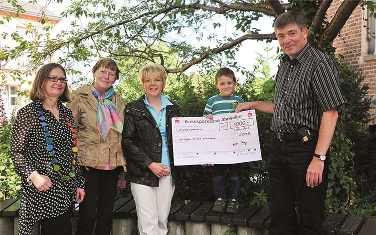 Löhndorf. Stellvertretend für das Team Hof Bayer, Kreuzstraße 2 in Löhndorf, überreichten Sigrid Seul, Uschi Schmitt mit Enkel Joshua und Gisela Bayer Pastor Thieser einen Scheck über 1.000 Euro als Beitrag zur Sanierung des Löhndorfer Kirchendachs. Der Betrag ist aus dem Verkauf gespendeter Kuchen und Kaffee am Tag der offenen Höfe in Löhndorf sowie Geldspenden des Teams zusammengekommen.rü