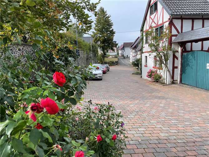 Löhndorf wird auch Rosendorf genannt und so wird ein Besuch ein Erlebnis für alle Sinne.