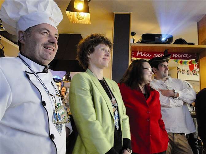 Löhndorfs Ortsvorsteher Friedhelm Münch fühlte sich sichtlich wohl in der Nähe von so viel politischer Prominenz. Vor Gericht half ihm dies jedoch nicht.privat