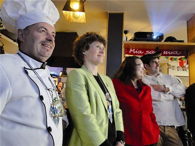 Löhndorfs Ortsvorsteher Friedhelm Münch fühlte sich sichtlich wohl in der Nähe von so viel politischer Prominenz. Vor Gericht half ihm dies jedoch nicht.privat