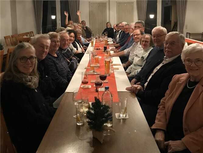 Lölüs mit Ehepartnerinnen beim gemeinsamen Jahresabschluss 2025. Foto: Manni Puth)